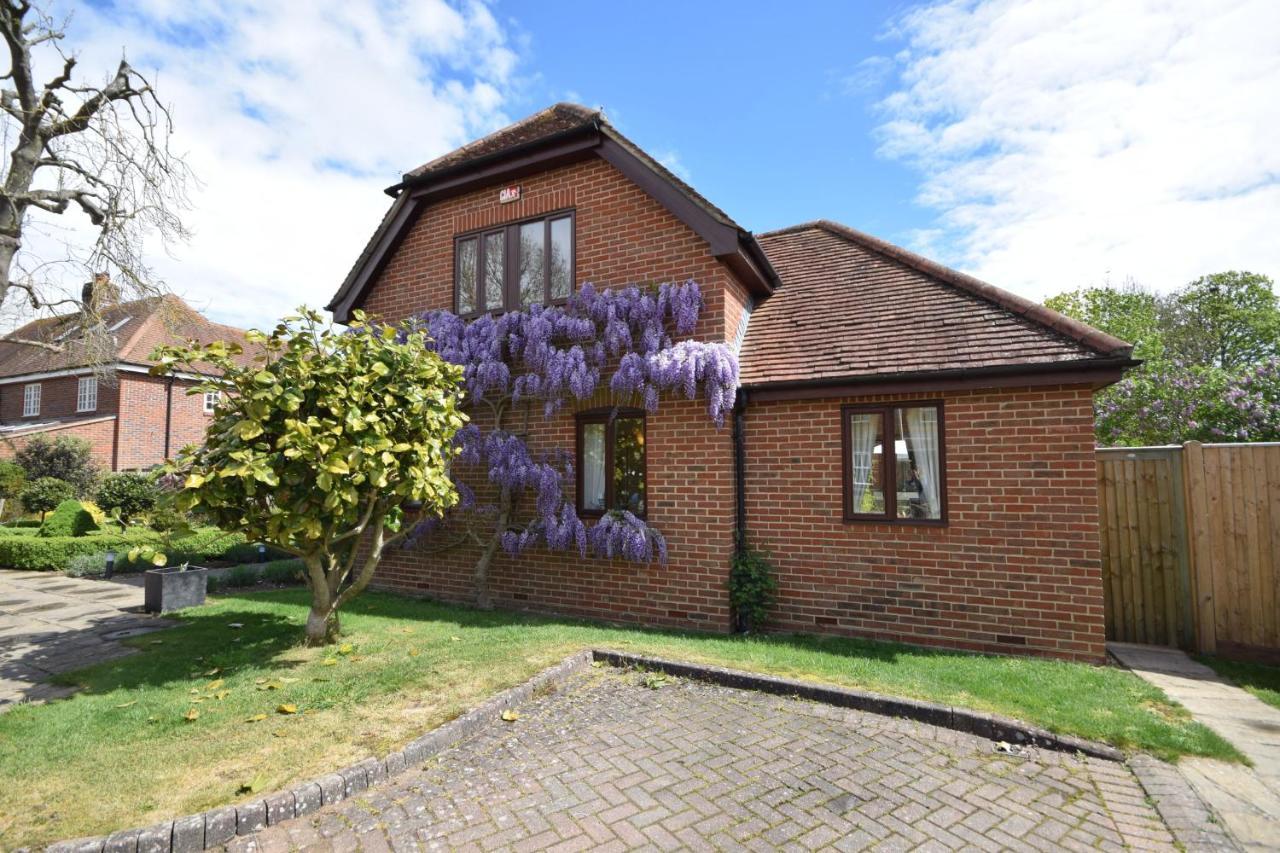 Wisteria Way, Tangmere Exteriör bild