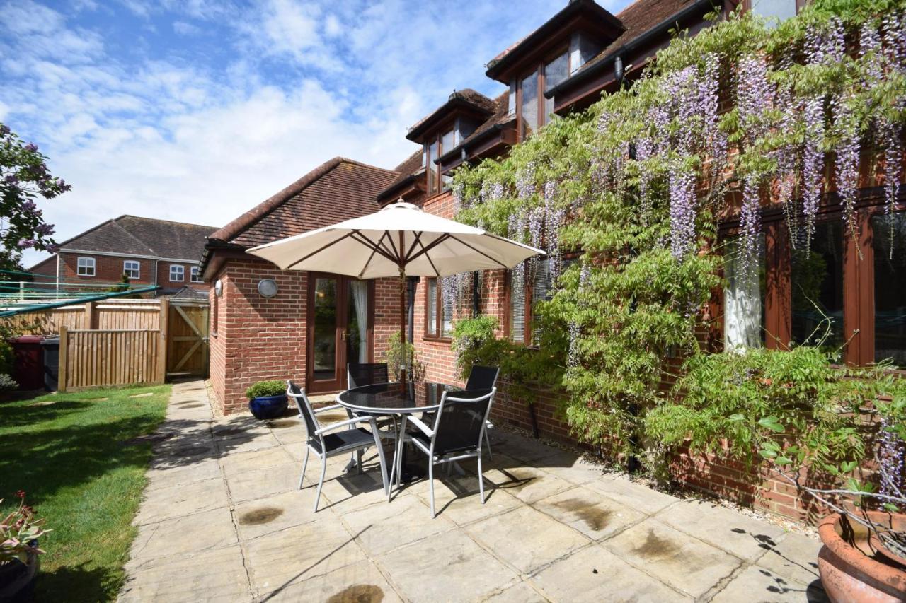Wisteria Way, Tangmere Exteriör bild