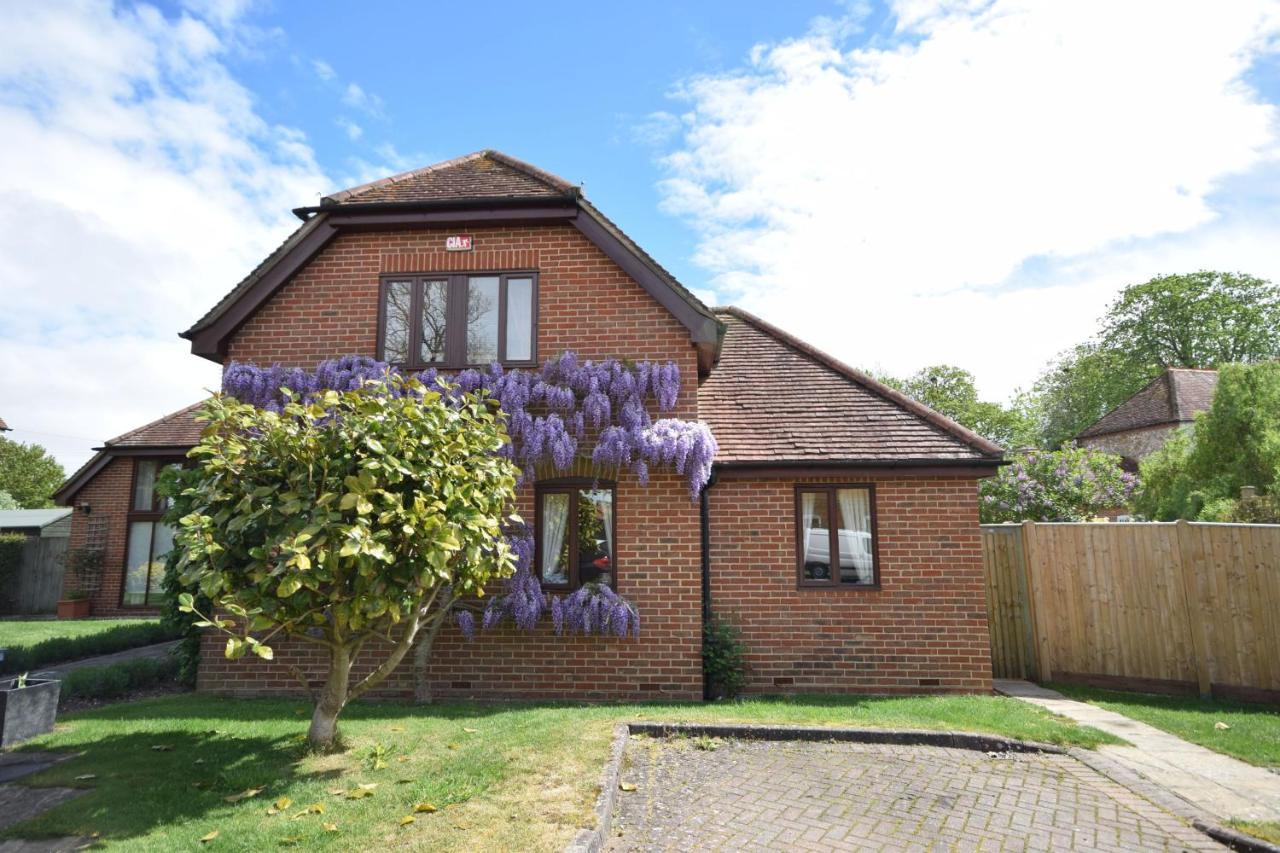 Wisteria Way, Tangmere Exteriör bild